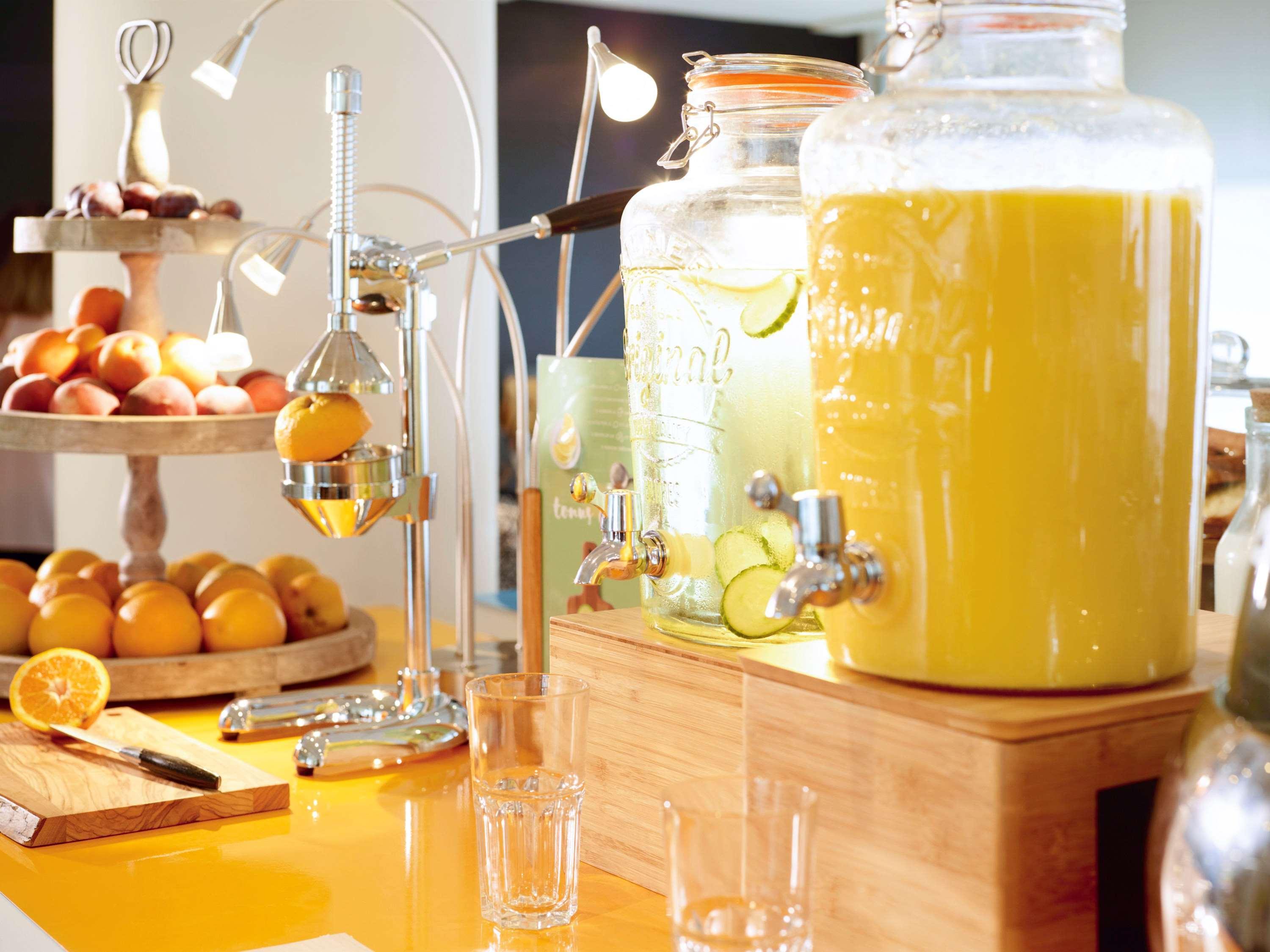 Novotel Chennai Sipcot Exterior foto A juice dispenser