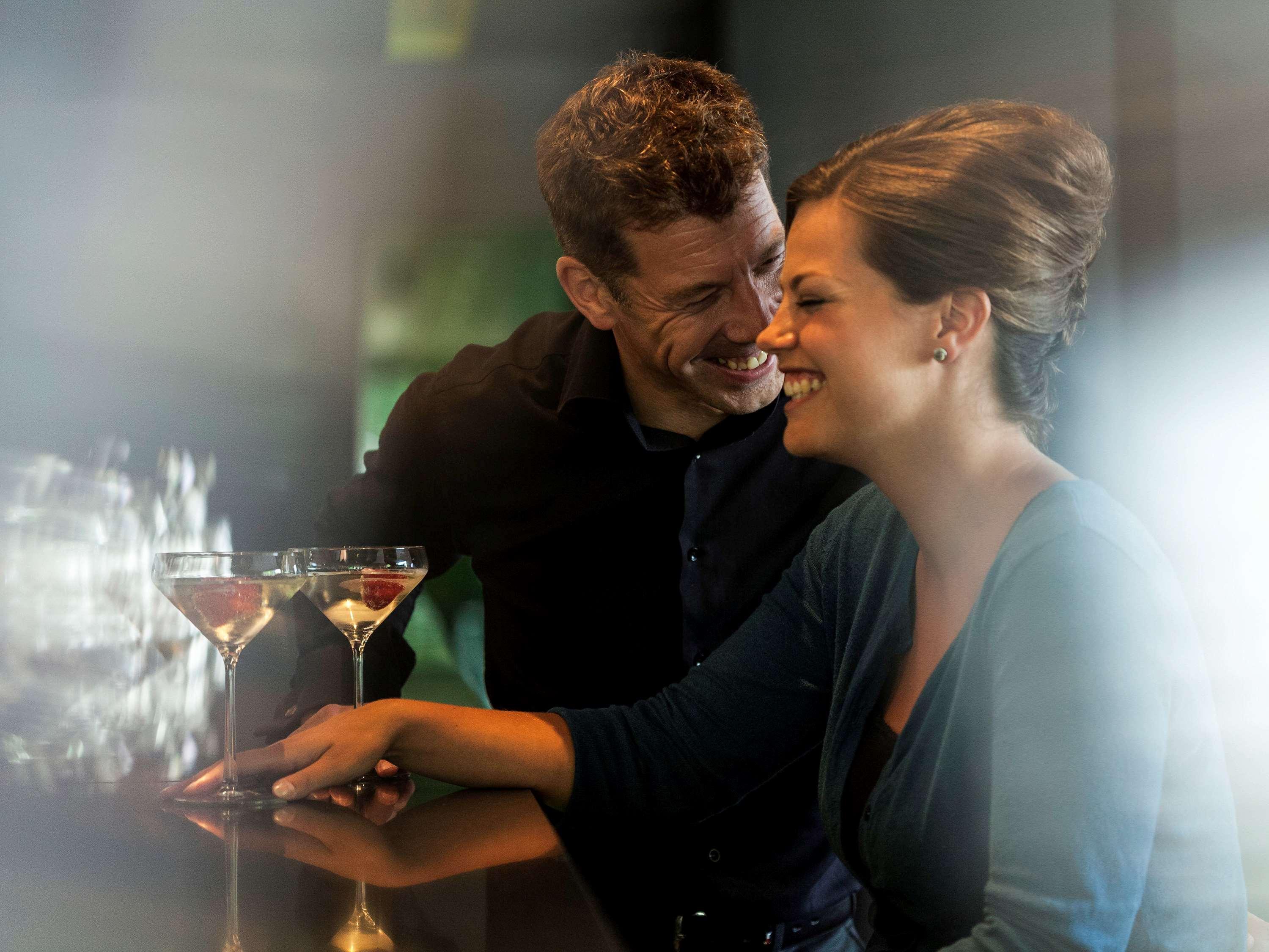 Novotel Chennai Sipcot Exterior foto A couple flirting